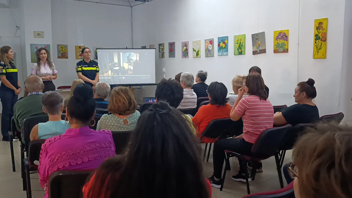 persoane_care_paricipa_la_o_prezentare_in_sala_stand_pe_scaune_foto_Alina_Mitran