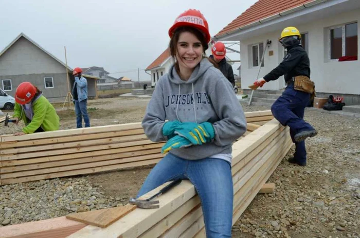 Voluntarii construiesc locuinţe