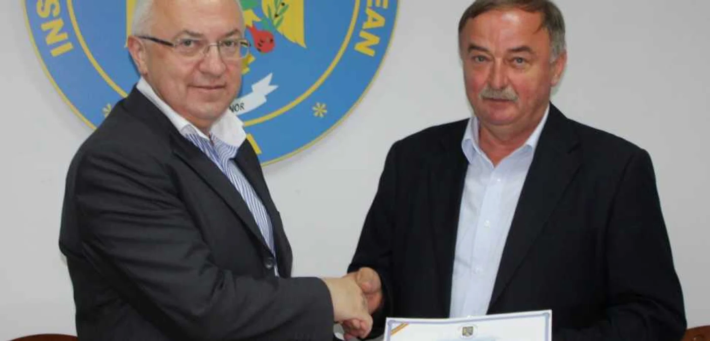 Chestorul principal Nicolae Căbulea şi comisarul şef Ioan Oneţ, proaspăt pensionar