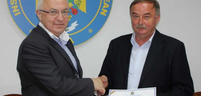 Chestorul principal Nicolae Căbulea şi comisarul şef Ioan Oneţ, proaspăt pensionar