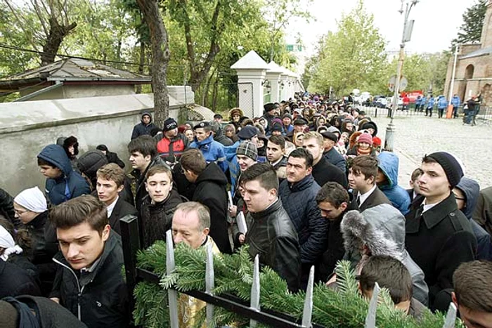 Coada s-a întins, ieri, de la Bd. Regina Maria  până în faţa Patriarhiei