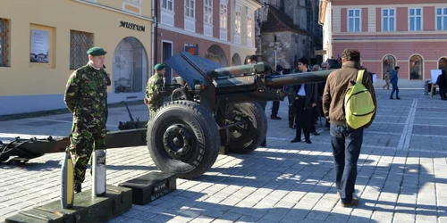 Militarii au descins în Piaţa Sfatului.
