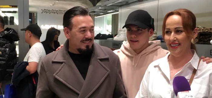 Aurora, Săndel Mihai și fiul lor, la deschiderea magazinului Gente Ricca foto: Alina Erimia