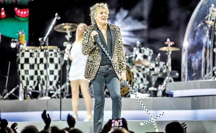 
    La vârsta lui,  Rod Stewart  a dansat  împreună  cu formația  timp de două ore  