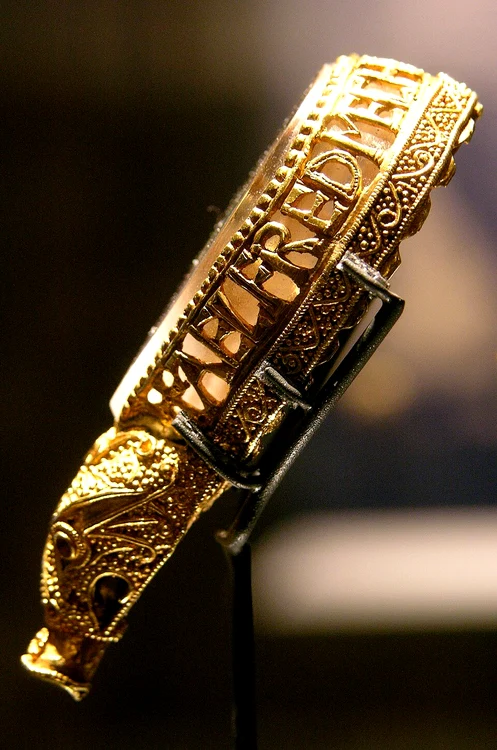 Bijuteria Alfred, văzută din lateral (© Wikimedia Commons)