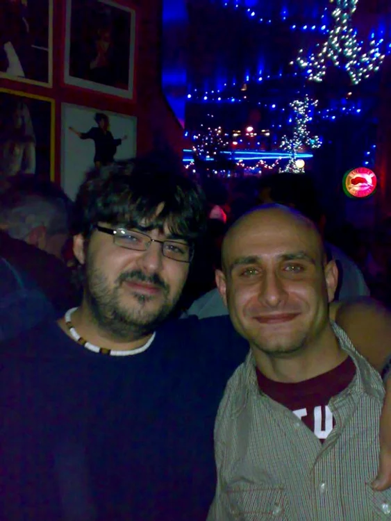 Rareş Ciocioană (foto dreapta) lucrează într-un oraş din Spania.