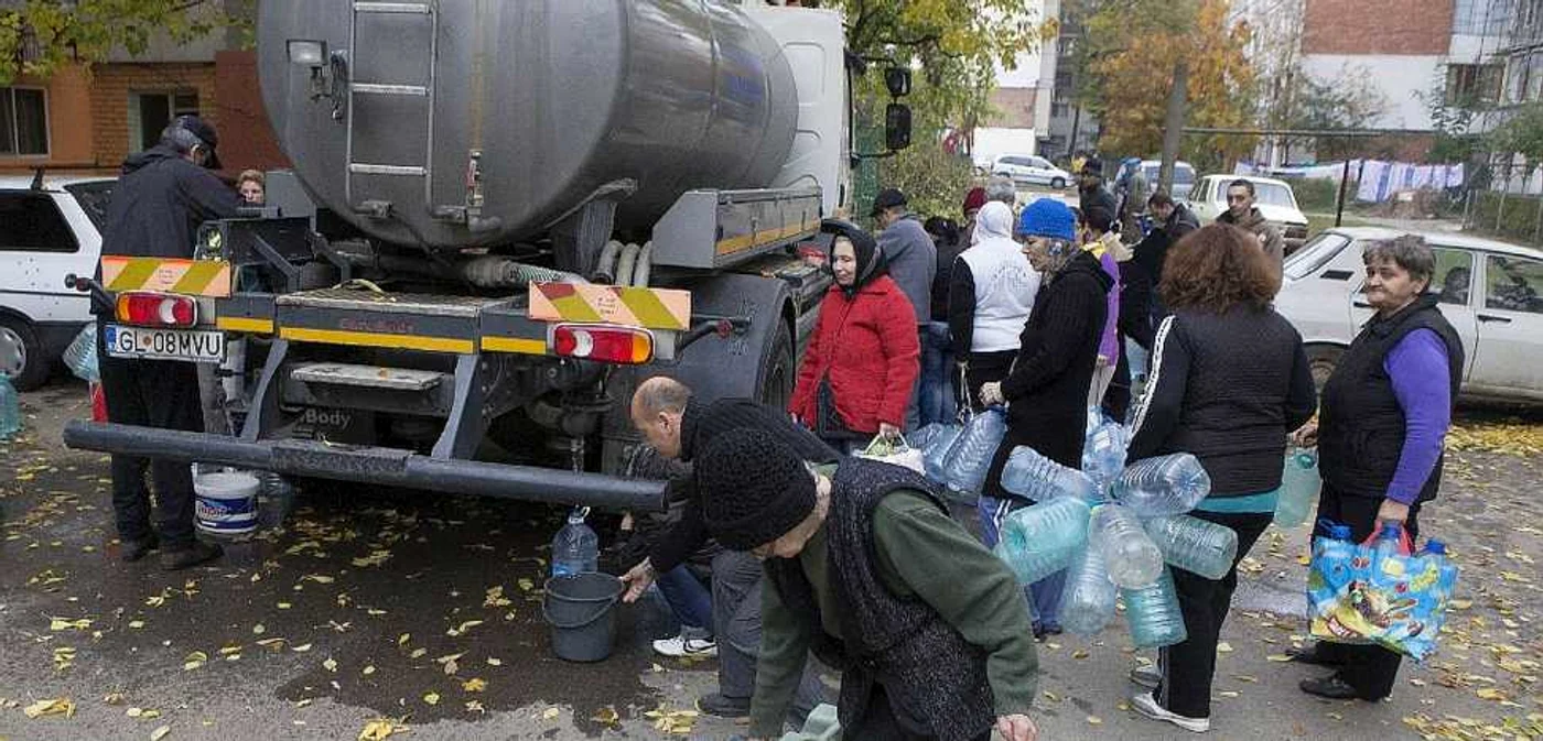 Peste 10.000 de gălăţeni beau apă doar dacă trece cisterna pe lângă bloc. Foto: Adevărul