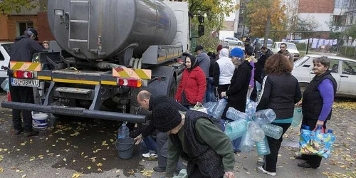 Peste 10.000 de gălăţeni beau apă doar dacă trece cisterna pe lângă bloc. Foto