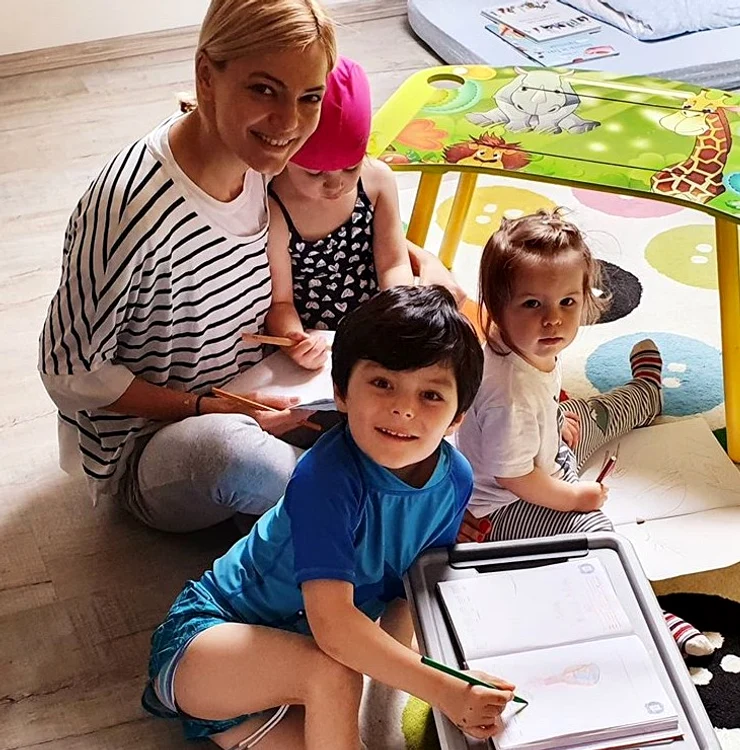 Lavinia Petrea se bucură să aibă copiii pe cap