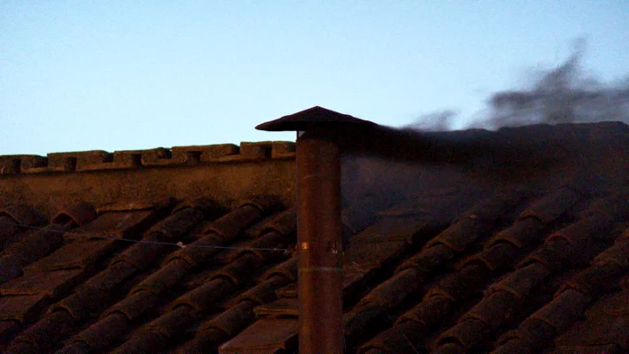 VIDEO Fum negru la Vatican. Conclavul cardinalilor catolici s-a încheiat fără alegerea unui nou Papă