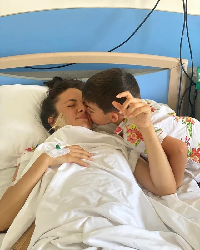 Ana, fiica Roxanei Ciuhulescu, vizitată la spital, de fratele săi. Sursă: Facebook