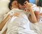Ana, fiica Roxanei Ciuhulescu, vizitată la spital, de fratele săi. Sursă: Facebook