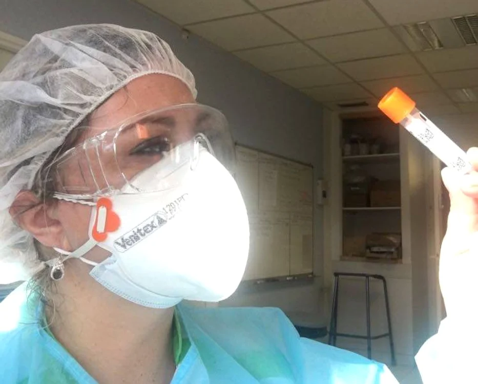 
    După vindecare, Simona Suciu s-a întors la spital, ca să aibă grijă de bolnaviFoto: Arhivă personală  