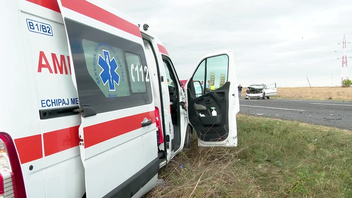 Ambulanța s-a răsturnat. FOTO Iulian Bunilă