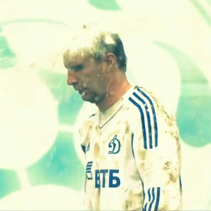Vladimir Rikov a încasat un bulgăre direct în creştet (Captură: YouTube)
