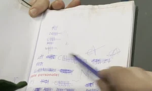 Dana nu știe să scrie sau să citească, dar a găsit un sistem prin care să ia notițe png