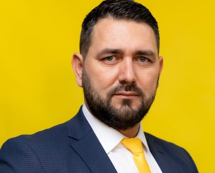 Cel mai vechi primar din România a fost învins la alegeri de sosia lui Gerald Butler