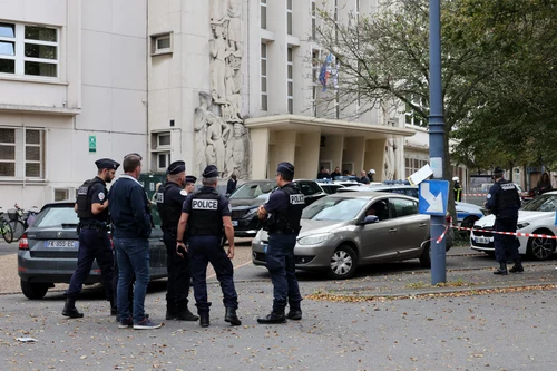 Politie in fata liceului Gambetta din Arras Franta dupa un atac cu cutitul 13 oct FOTO AFP