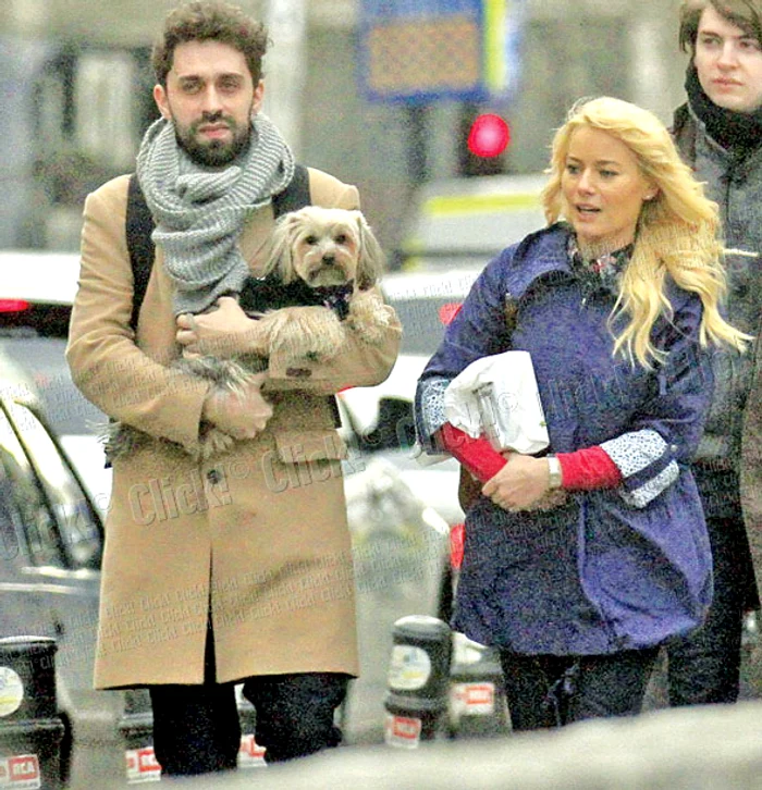 
    Laura şi-a lăsat “copilul”  în braţele amicului ei  