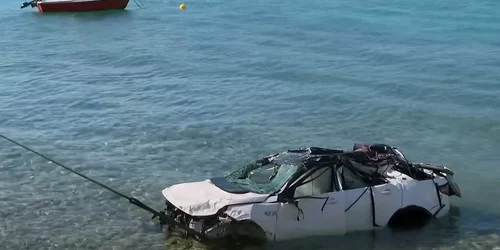 masina cazuta in mare jpg