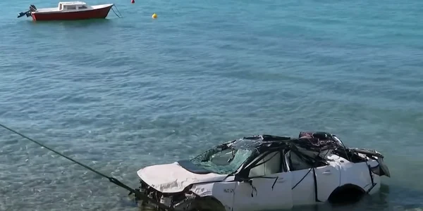 masina cazuta in mare jpg