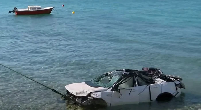 Patru turiști au murit după ce mașina lor a căzut in mare FOTO: Captură video