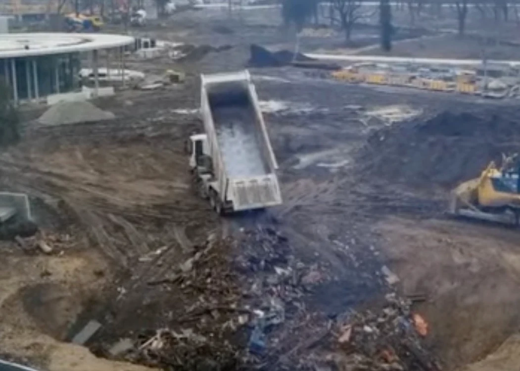 Deșeurile au fost depozitate într-o groapă din Parcul Feroviarilor. FOTO: captură video
