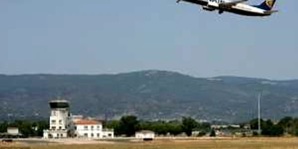 Firma de aviaţie Ryanair flirtează cu dezastrul: zboară cu minimul necesar de combustibil