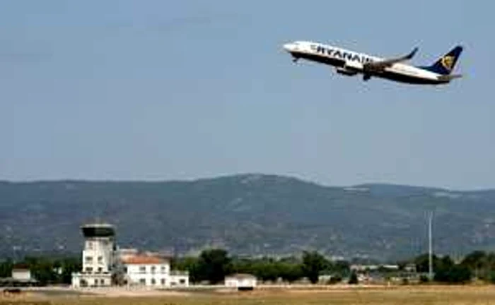 Firma de aviaţie Ryanair flirtează cu dezastrul: zboară cu minimul necesar de combustibil