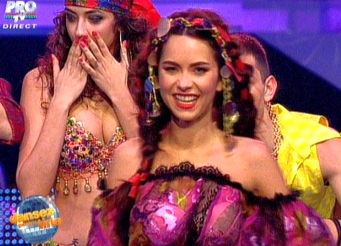 Inna a dansat îmbrăcată în ţigancă. Nu i-a stat rău deloc! (Captură Pro TV)