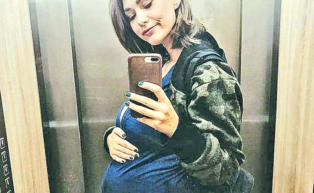 
    Feli s-a  fotografiat  ieri în lift  cu burtica  la vedere  