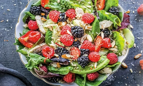 salata de pui cu fructe de padure jpg