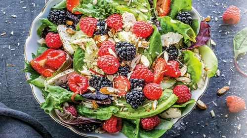 salata de pui cu fructe de padure jpg