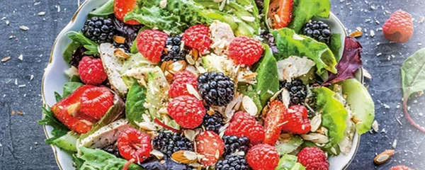 salata de pui cu fructe de padure jpg