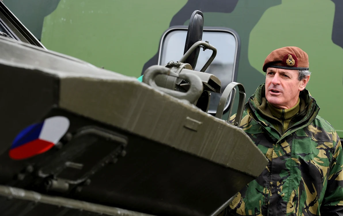 Shirreff susține că NATO trebuie să se pregătească de un război cu Rusia FOTO Profimedia