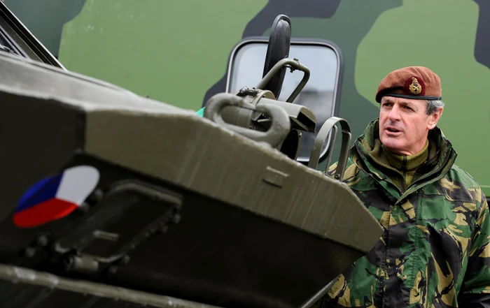 Shirreff susține că NATO trebuie să se pregătească de un război cu Rusia FOTO Profimedia