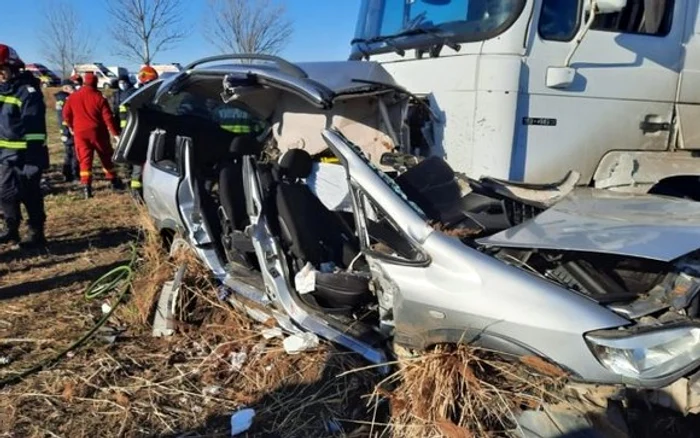 Mașina în care se aflau doi tineri de 23 de ani și doi copii a fost izbită în plin de un TIRFoto: news.ro