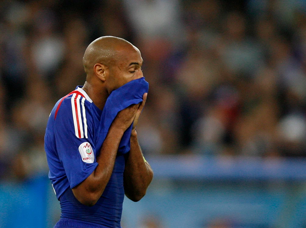 
    Francezul a comis un henţ nesemnalizat de arbitru la faza golului marcat de Gallas  