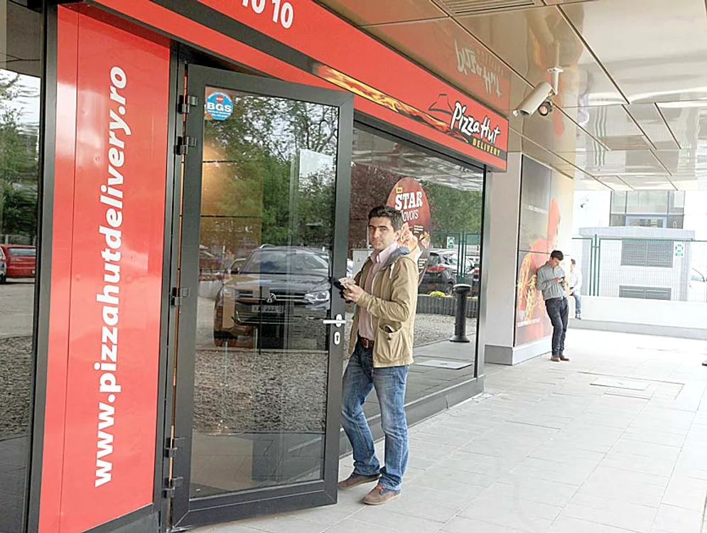 De azi, clienţii Pizza  Hut pot lăsa bacşiş  curierilor, pentru  care vor primi bon