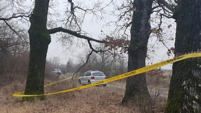 
    Bărbatul de 38 de ani a fost găsit în spatele taxiului săuFoto: gorjeanul.ro  