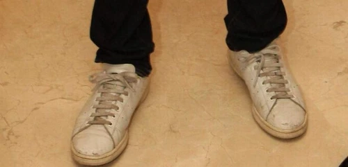 Pantofii sport, purtaţi în exces, i-au stricat toată imaginea vedetei tv Foto: Sever Gheorghe