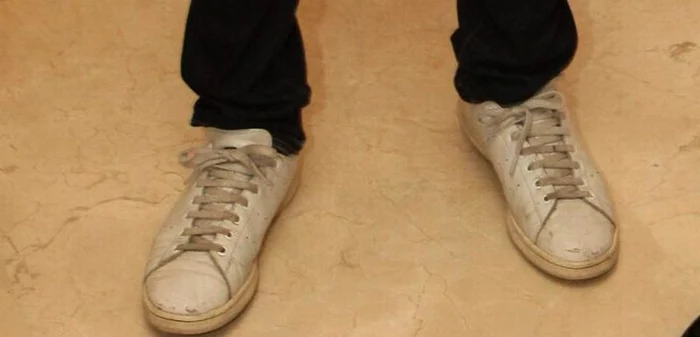 
    Pantofii sport, purtaţi în exces, i-au stricat toată imaginea vedetei tv Foto: Sever Gheorghe  