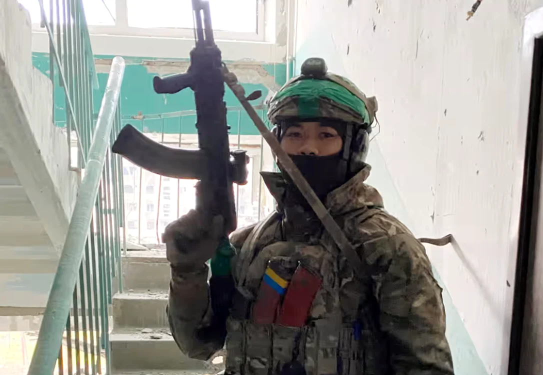 Tung Nguyen s-a înrolat în armata ucraineană la începutul invaziei FOTO Captură via The Guardian