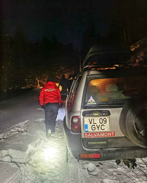 Maşini de teren înzăpezite pe drumul spre Vârful Cozia - Vâlcea Foto Salvamont Vâlcea