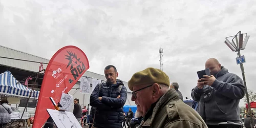 Caricaturistul Radu Clețiu în piața din Novi Sad FOTO Ștefan Both