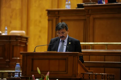 avere senatori deputati
