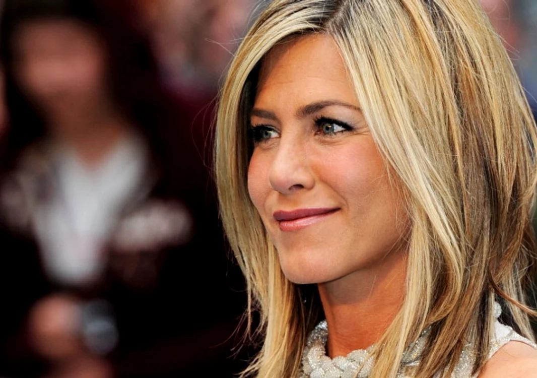 
    Jennifer Aniston a umblat din nou pe stradă cu sfârcurile la vedereFoto Getty  