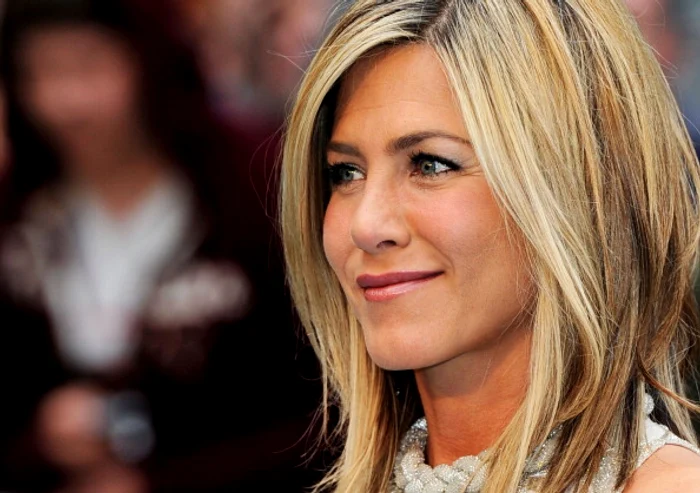 Jennifer Aniston a umblat din nou pe stradă cu sfârcurile la vedereFoto Getty