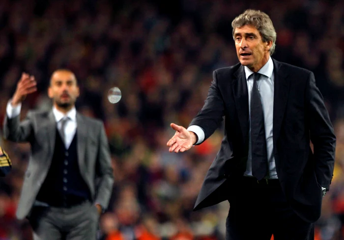 
    Manuel Pellegrini (dreapta) a trebuit să se recunoască învins în faţa lui Guardiola (plan îndepărtat)  