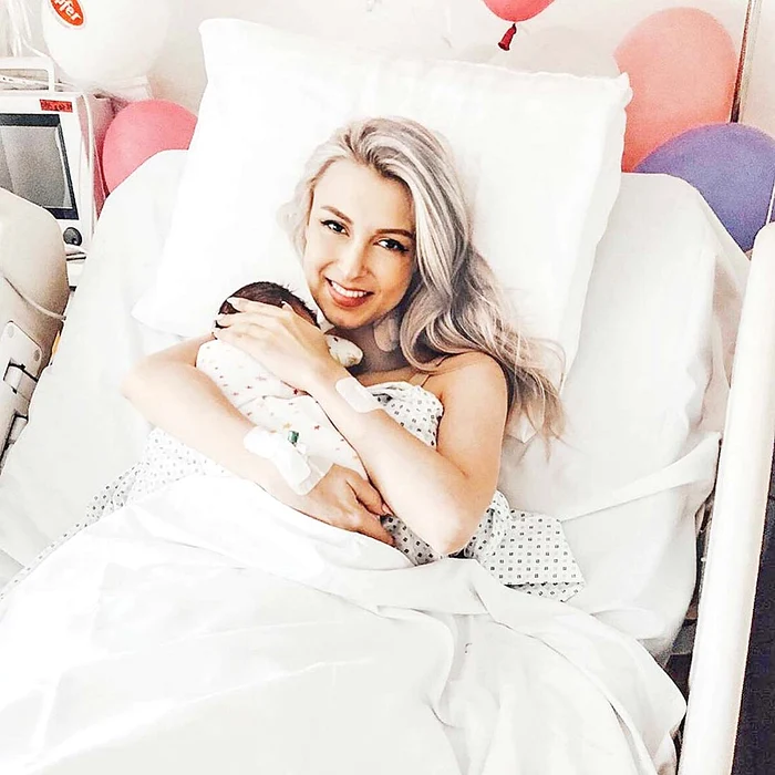 Solista a ţinut-o  în braţe pe Clara Maria  după două zile  de la naştere